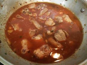 加入没过排骨2倍的水，盖上锅盖。大火烧开后转小火炖至排骨软烂。