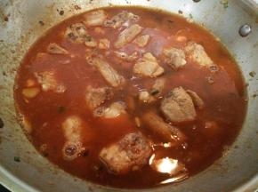 加入没过排骨2倍的水，盖上锅盖。大火烧开后转小火炖至排骨软烂。