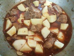 加入土豆块炒匀，加盖继续炖。