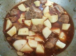 加入土豆块炒匀，加盖继续炖。