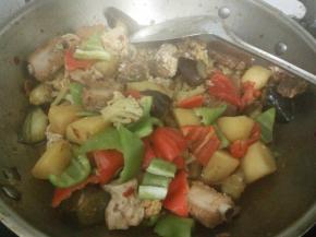 加入青红椒翻炒至断生关火。