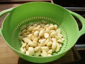 蒜头剥去外皮，洗净晾干。