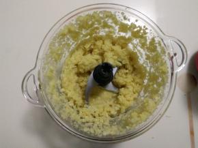 蒜头切碎或用料理机打碎。