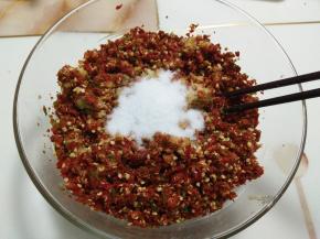 切碎的辣椒放入大碗里，加入蒜末和盐。