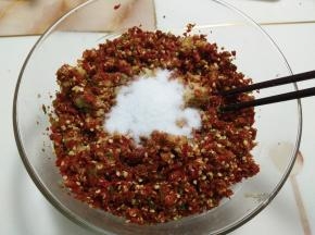 切碎的辣椒放入大碗里，加入蒜末和盐。
