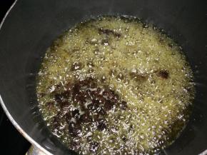 锅里加入菜籽油烧热后加入豆豉炒出香味。