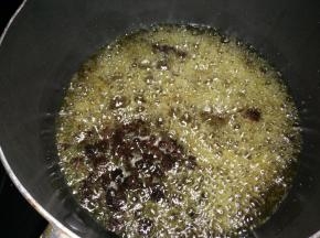 锅里加入菜籽油烧热后加入豆豉炒出香味。