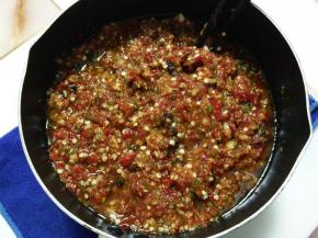 倒入拌好的辣椒里，搅拌均匀。