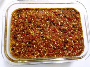 辣椒酱晾凉后放入容器里密封，让其自行发酵20天后即可食用。