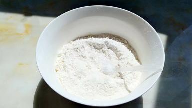 面粉中加入盐，奶酪粉拌匀。