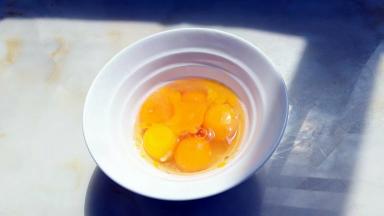 鸡蛋打入碗中，称量下200克。