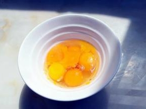 鸡蛋打入碗中，称量下200克。