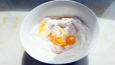 蛋液倒入面粉中。