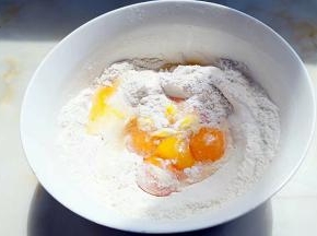 蛋液倒入面粉中。