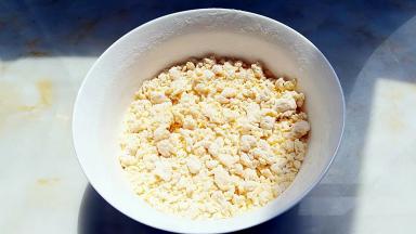 用筷子搅拌至无干粉状态。