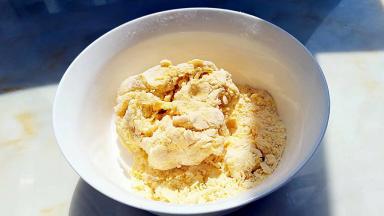 用手揉捏成团，面团较硬，盖上保鲜膜醒发20分钟。