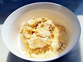 用手揉捏成团，面团较硬，盖上保鲜膜醒发20分钟。