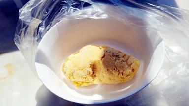 在揉捏一会，成团，在盖上保鲜膜醒发20分钟。