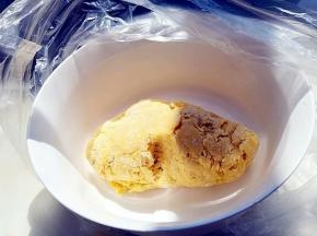 在揉捏一会，成团，在盖上保鲜膜醒发20分钟。