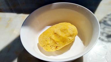 面团已经是完全成团，在盖上保鲜膜醒发一会。