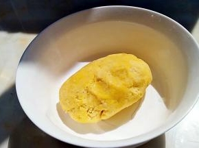 面团已经是完全成团，在盖上保鲜膜醒发一会。