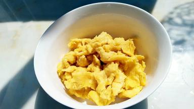 面团撕碎，淋入橄榄油。