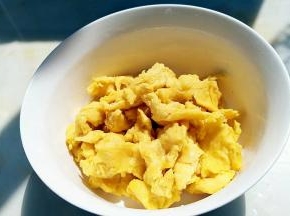 面团撕碎，淋入橄榄油。