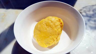 在均匀的揉团，盖上保鲜膜醒发一会。