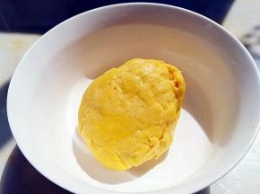 在均匀的揉团，盖上保鲜膜醒发一会。