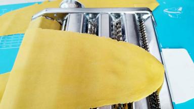 用压面机压出喜欢的厚度，我压到4档。