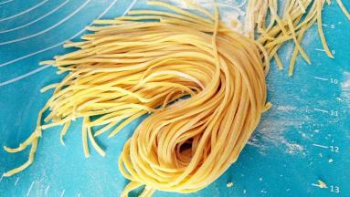 面条粗细均匀，不用撒干粉也不会黏连。