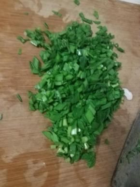 韭菜清晰干净，切小段备用