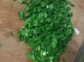 韭菜清晰干净，切小段备用