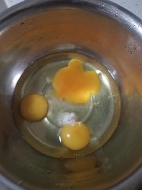 鸡蛋打散，加少许盐