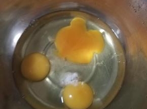 鸡蛋打散，加少许盐