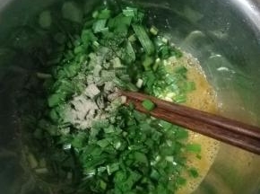 把韭菜末倒入蛋液中，再撒少许白胡椒粉