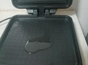 电饼铛开下键，淋少许油预热