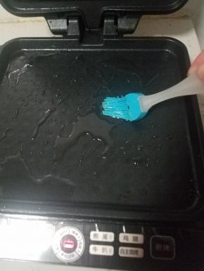 预热的时候，如果植物油不太均匀，用一个小刷子涂抹均匀最佳