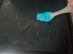 预热的时候，如果植物油不太均匀，用一个小刷子涂抹均匀最佳