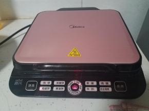 上盘加热后，蛋液表面基本已经轻微凝固了，这个时候盖上盖子煎