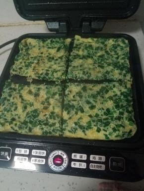 用一把木铲子或者竹铲子，千万不要用金属的，把蛋饼分成四份