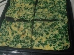 用一把木铲子或者竹铲子，千万不要用金属的，把蛋饼分成四份