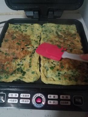 在煎的过程中，烤盘中间的温度会高一点点，边缘相对会轻一点，翻面后最好把颜色轻的部分放到中间，还可以用刮刀轻轻的 压一下，争取受热均衡