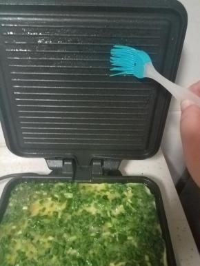 蛋液摊平后，打开上键加热，再用油刷把上烤盘轻轻的刷一层植物油