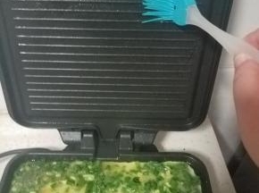 蛋液摊平后，打开上键加热，再用油刷把上烤盘轻轻的刷一层植物油