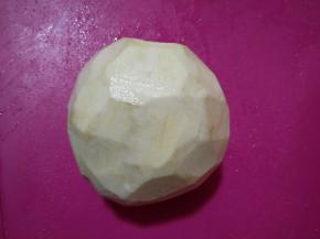 红薯洗干净去皮。