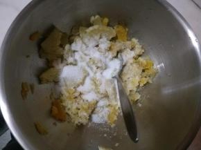 用勺子压烂后加入细砂糖拌匀。