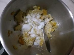用勺子压烂后加入细砂糖拌匀。