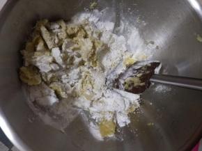 加入糯米粉和适量牛奶，揉成不粘手的面团。