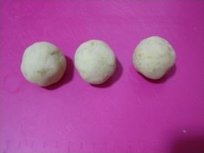 将面团分成30克一个的小面团。